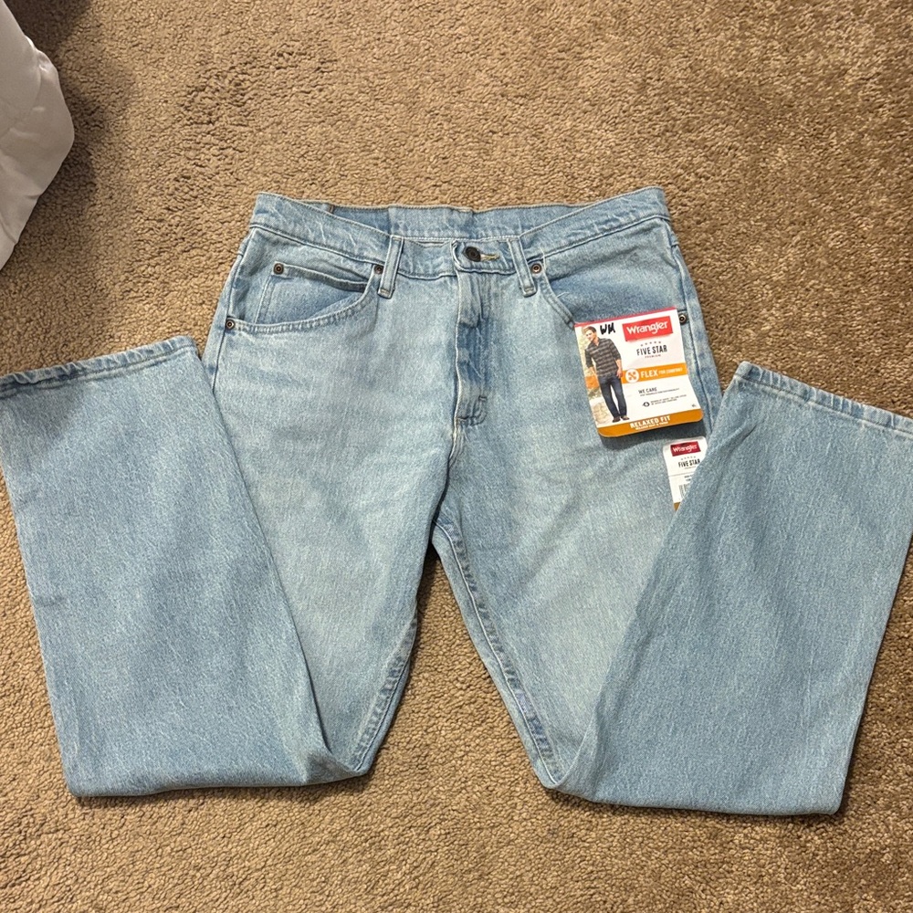 Wrangler Men’s Light Wash Relaxed Jeans